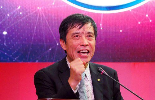 雷佳音紧盯身后，一旁的汤唯却扭头看向他的侧脸，两人之间难以言喻的张力也让无数观众忍不住好奇这场刺激追逃究竟会如何发展